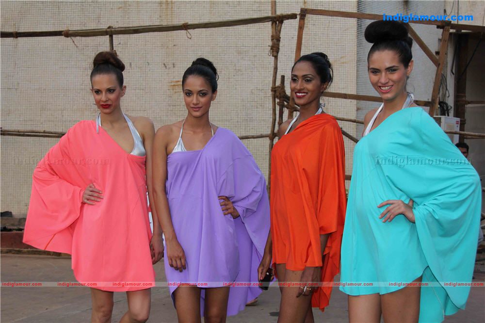Kingfisher calender girls on location of shooting with Deepika and Sidarth Folder 1 Event hd photo