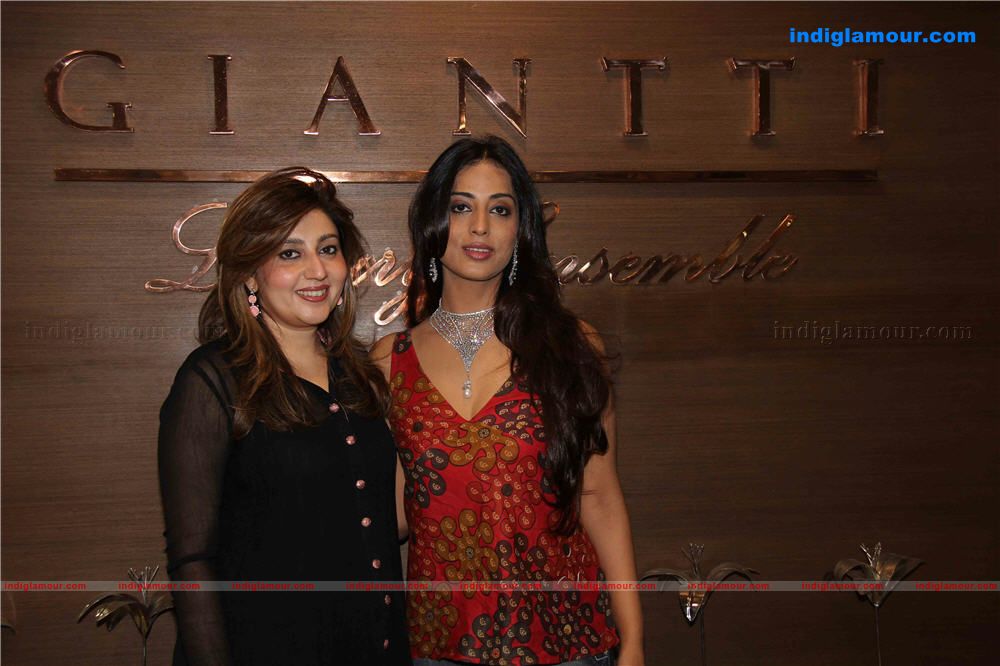 Mahie Gill and Archana Kochar at Gitanjali Gianti Store Event hd photo