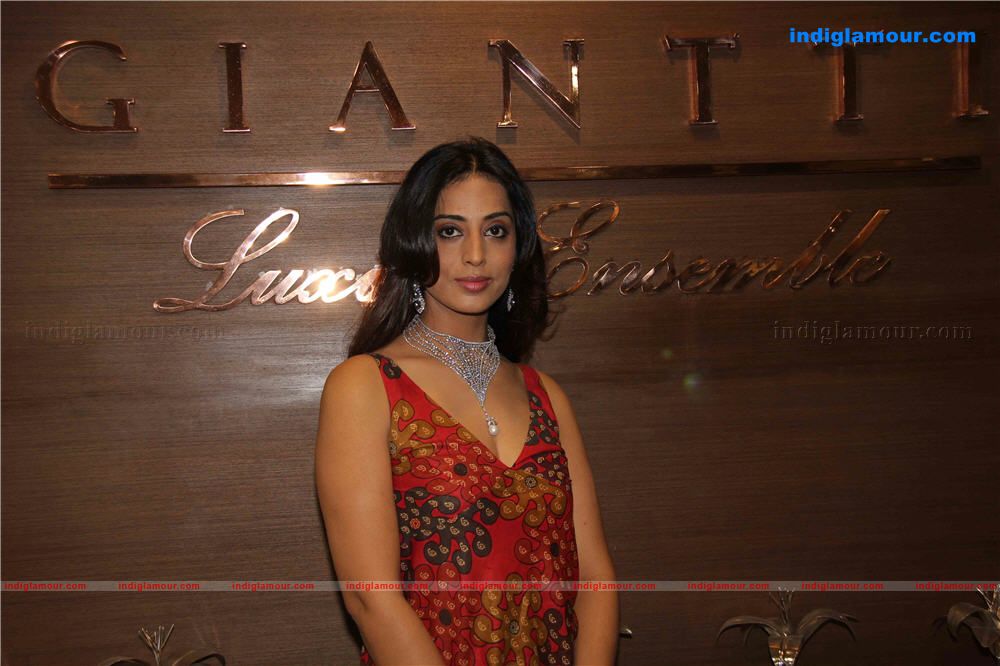 Mahie Gill and Archana Kochar at Gitanjali Gianti Store Event hd photo