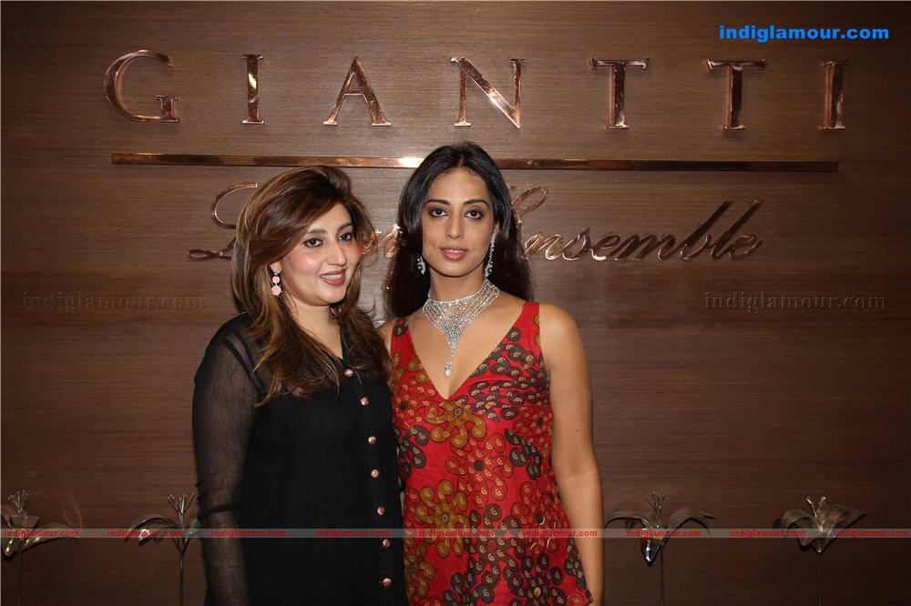 Mahie Gill and Archana Kochar at Gitanjali Gianti Store Event hd photo