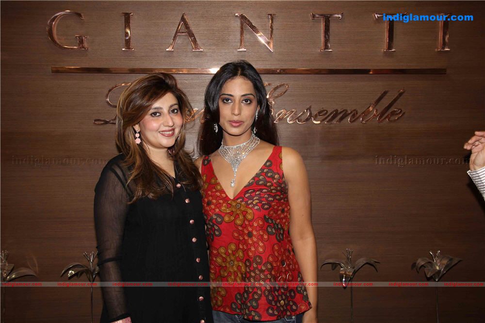 Mahie Gill and Archana Kochar at Gitanjali Gianti Store Event hd photo