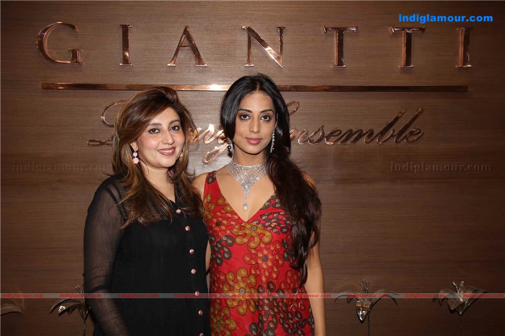 Mahie Gill and Archana Kochar at Gitanjali Gianti Store Event hd photo