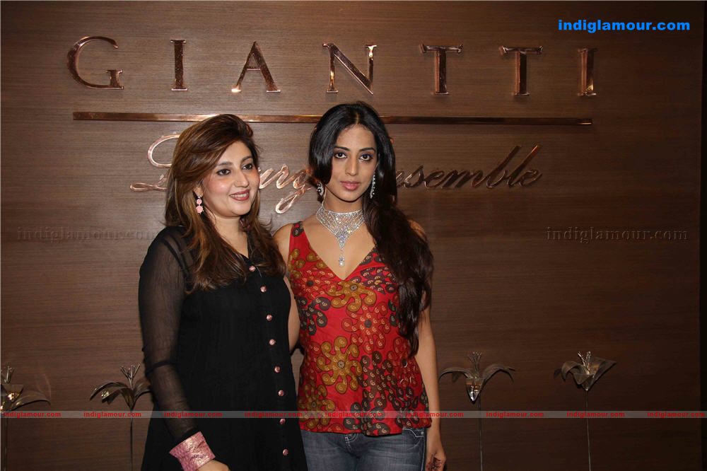 Mahie Gill and Archana Kochar at Gitanjali Gianti Store Event hd photo