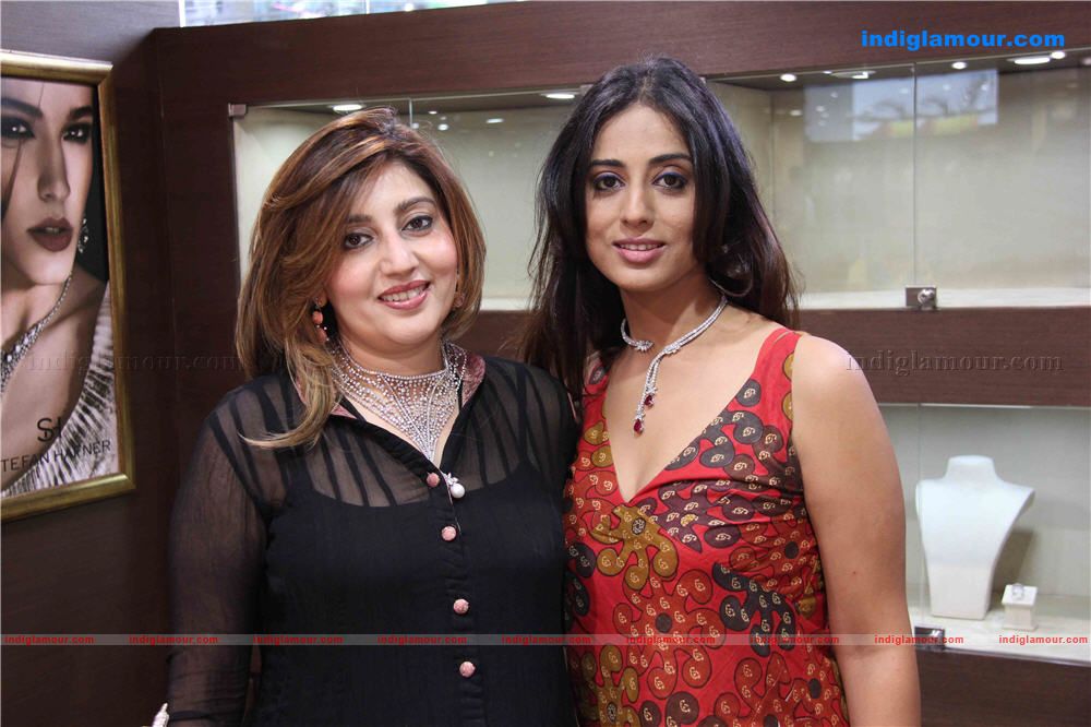 Mahie Gill and Archana Kochar at Gitanjali Gianti Store Event hd photo