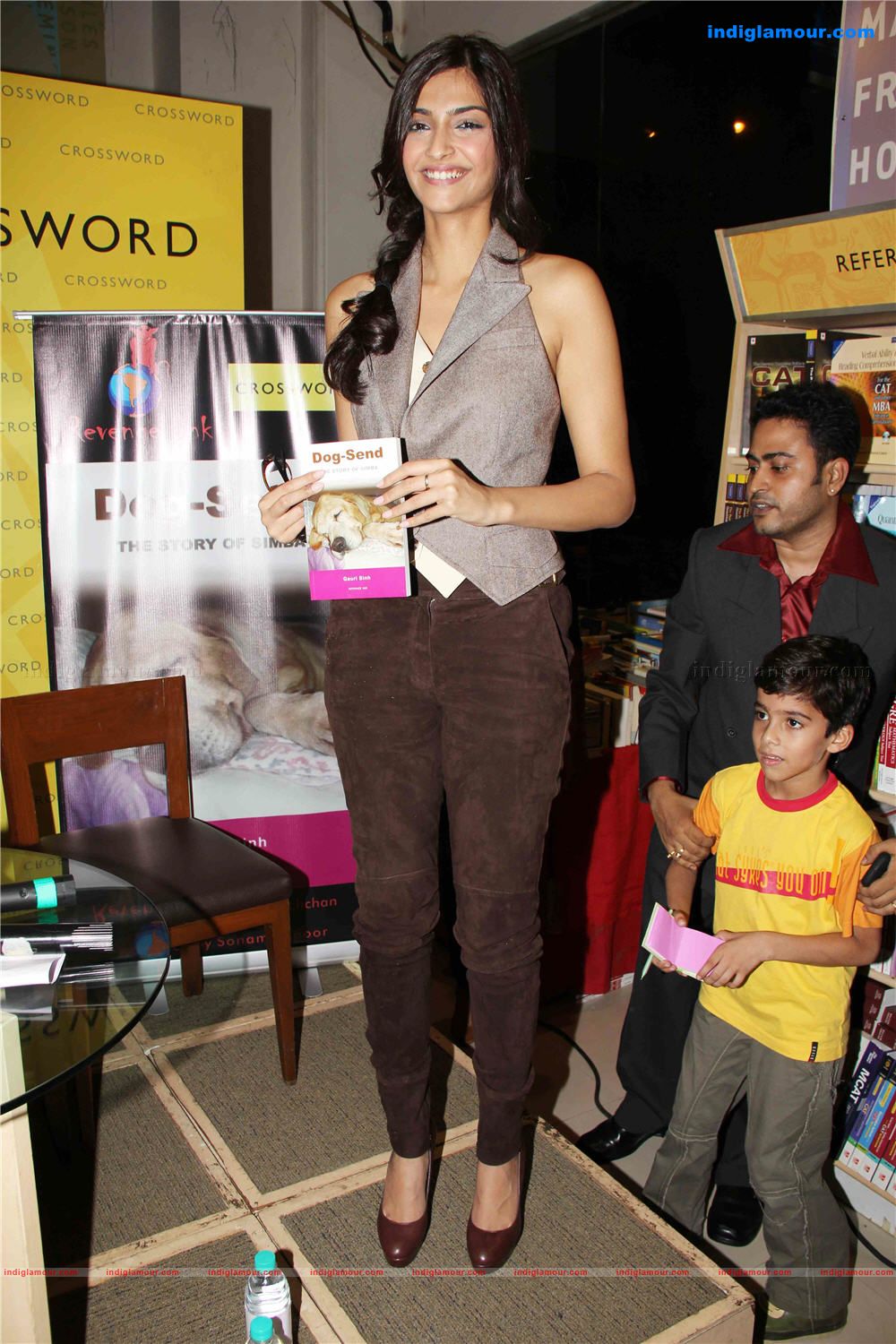 Soonam Kapoor Launches Book Dog Send at crossword Event hd photo