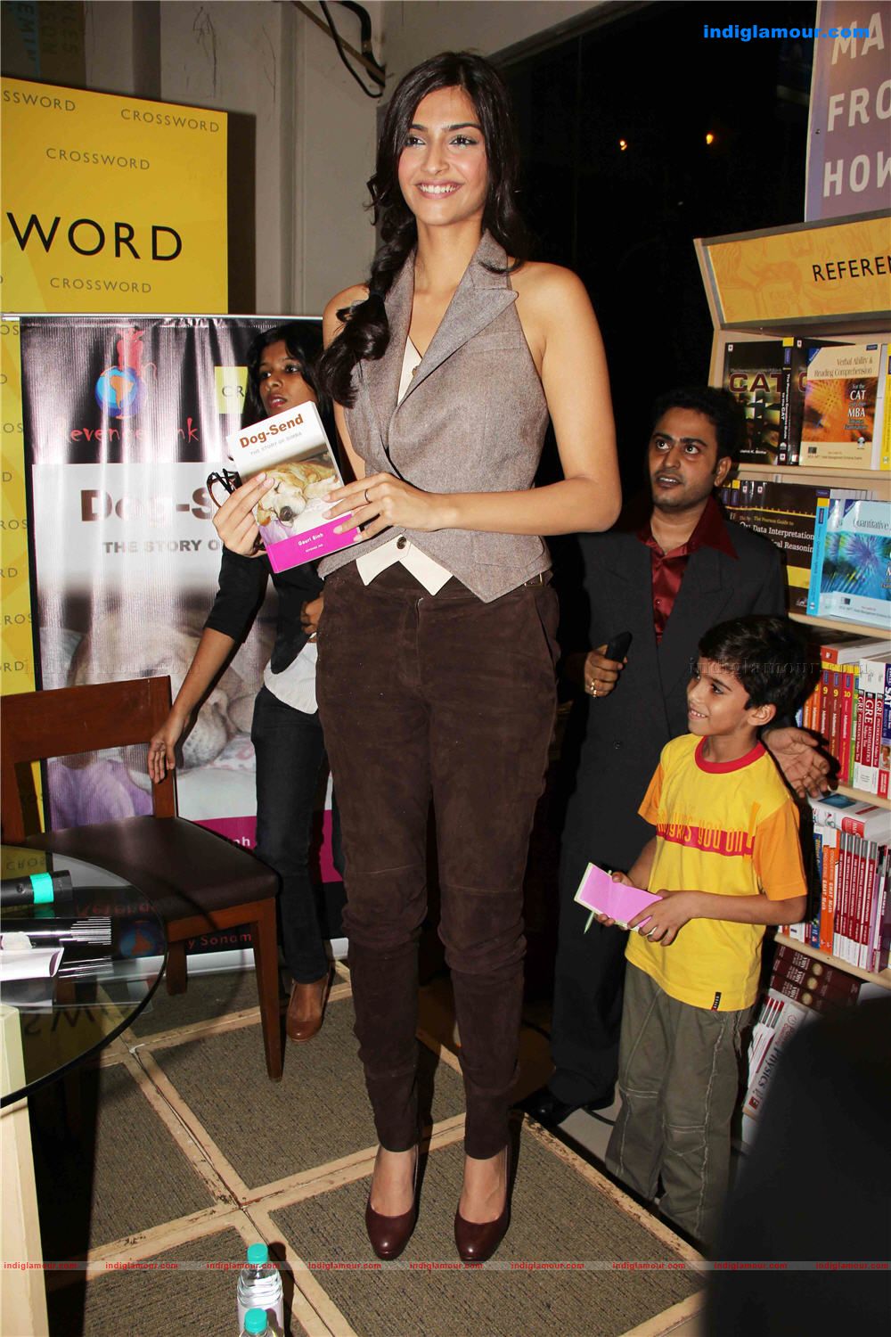 Soonam Kapoor Launches Book Dog Send at crossword Event hd photo