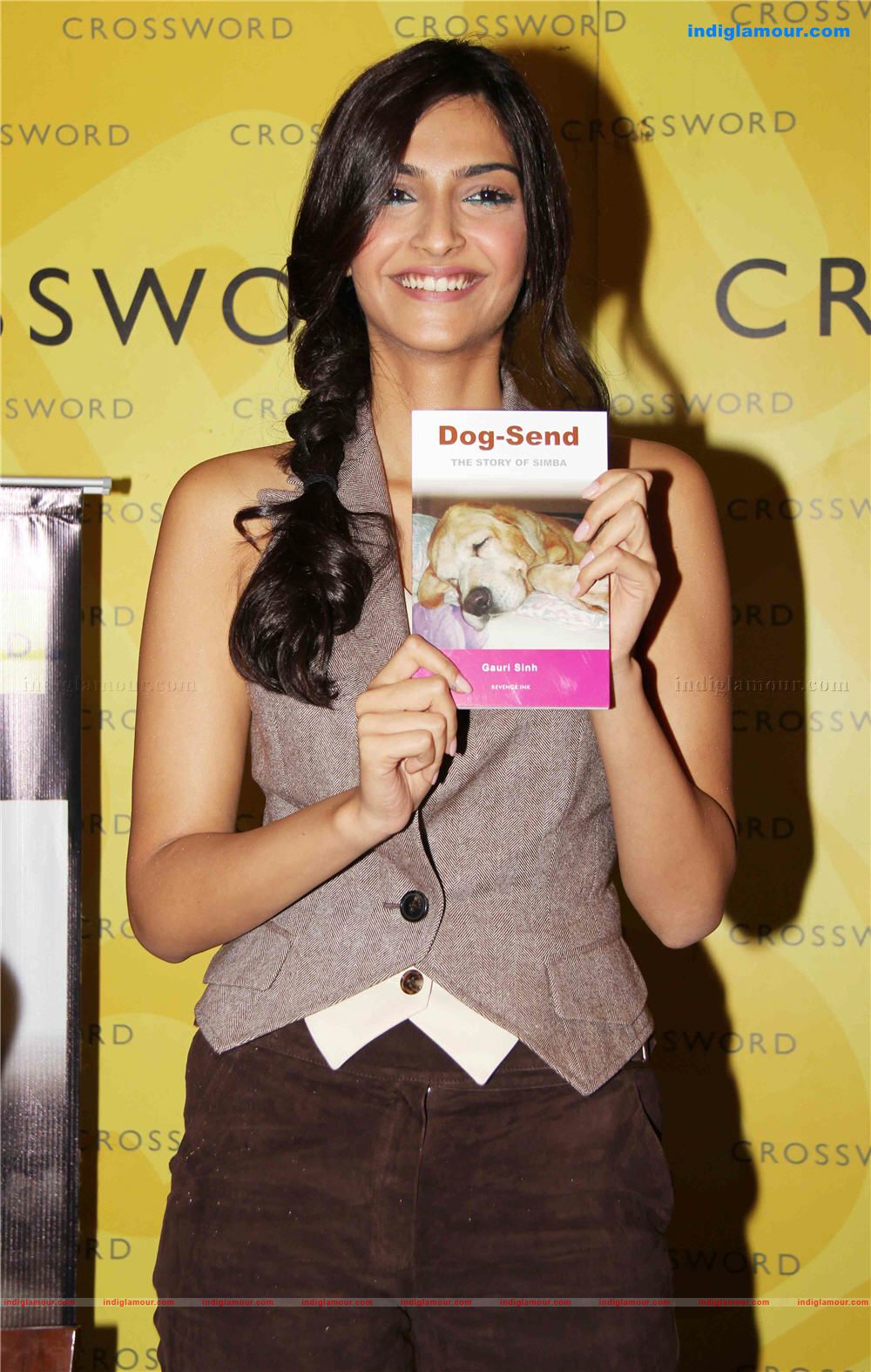 Soonam Kapoor Launches Book Dog Send at crossword Event hd photo