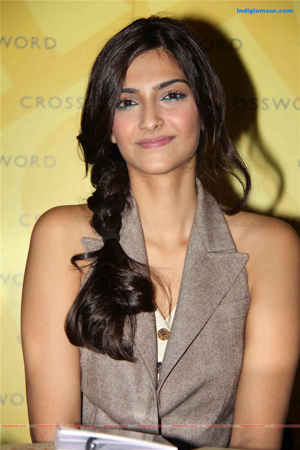 Soonam Kapoor Launches Book Dog Send at crossword Event hd photo