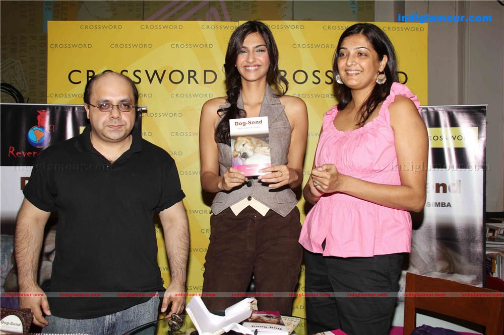 Soonam Kapoor Launches Book Dog Send at crossword Event hd photo
