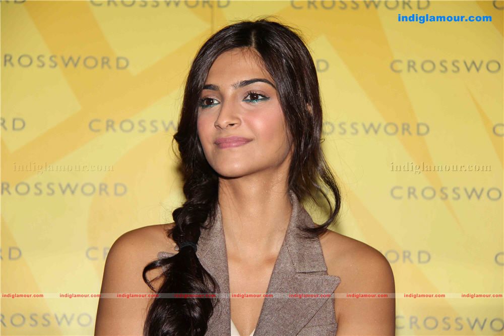 Soonam Kapoor Launches Book Dog Send at crossword Event hd photo