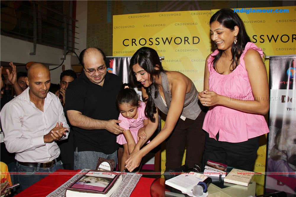 Soonam Kapoor Launches Book Dog Send at crossword Event hd photo