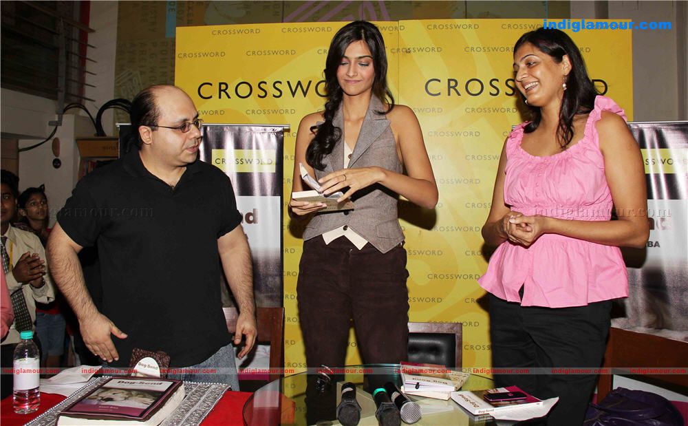 Soonam Kapoor Launches Book Dog Send at crossword Event hd photo