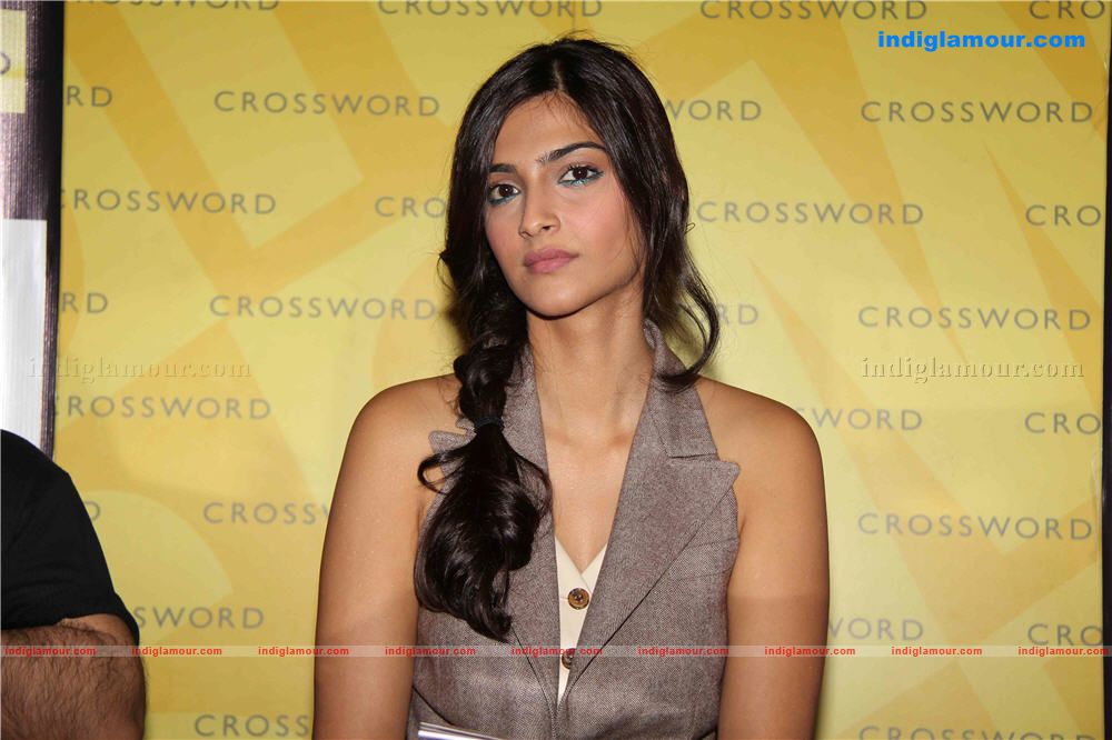 Sonam Kapoor Actress hd photo