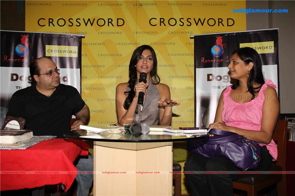 Soonam Kapoor Launches Book Dog Send at crossword Event hd photo