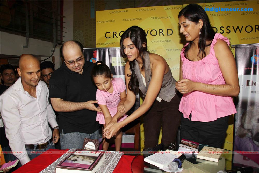 Soonam Kapoor Launches Book Dog Send at crossword Event hd photo