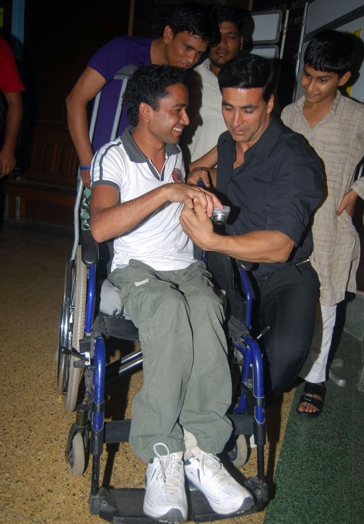 Akshay kumar promotes Desi Boyz Event hd photo