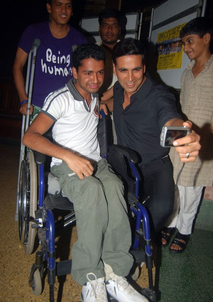 Akshay kumar promotes Desi Boyz Event hd photo