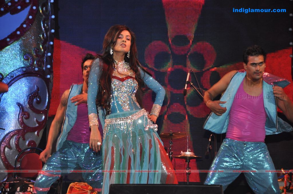 Malaika Arora Khan and Sonal Chauhan sizzle at Aamby Valley 2011 bash  Event hd photo
