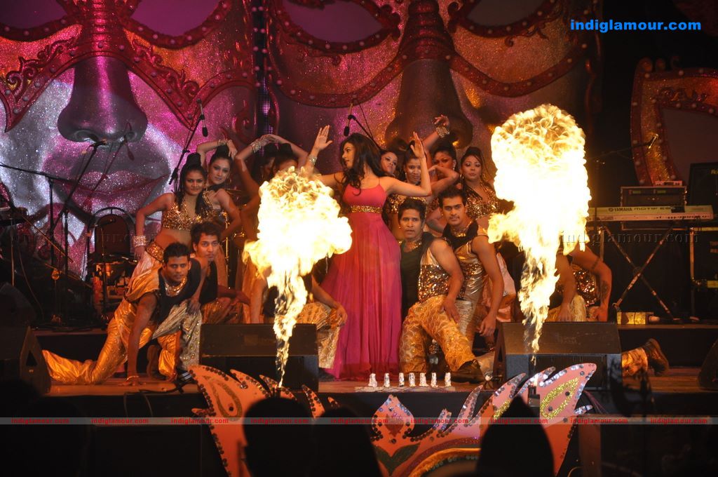 Malaika Arora Khan and Sonal Chauhan sizzle at Aamby Valley 2011 bash  Event hd photo