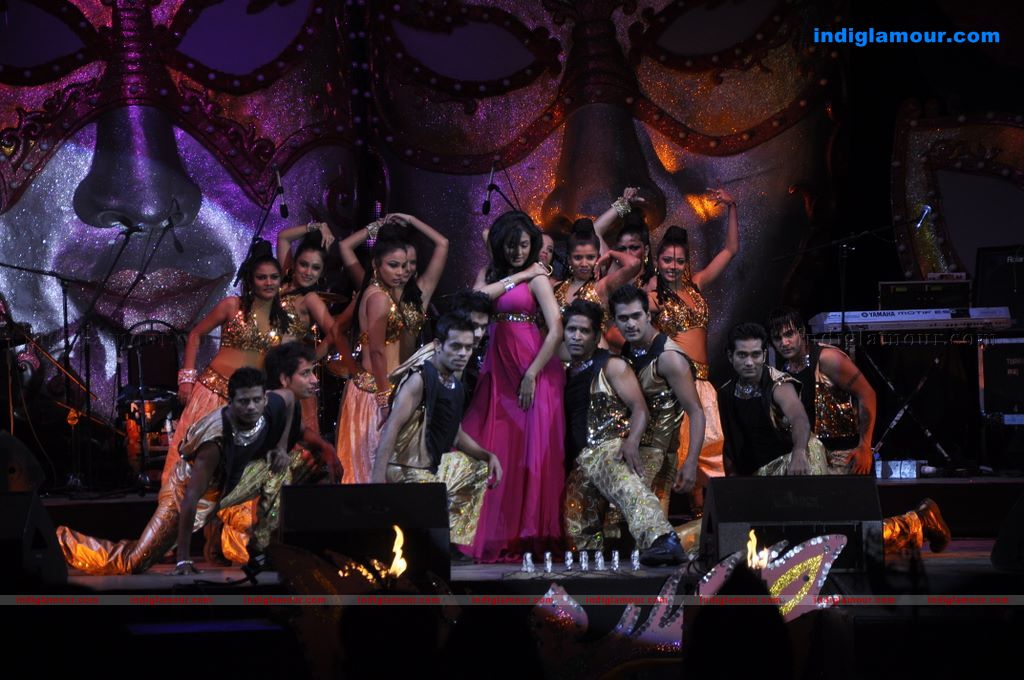 Malaika Arora Khan and Sonal Chauhan sizzle at Aamby Valley 2011 bash  Event hd photo