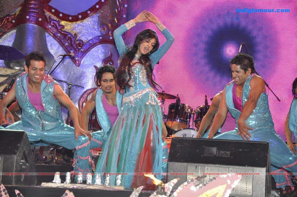 Malaika Arora Khan and Sonal Chauhan sizzle at Aamby Valley 2011 bash  Event hd photo