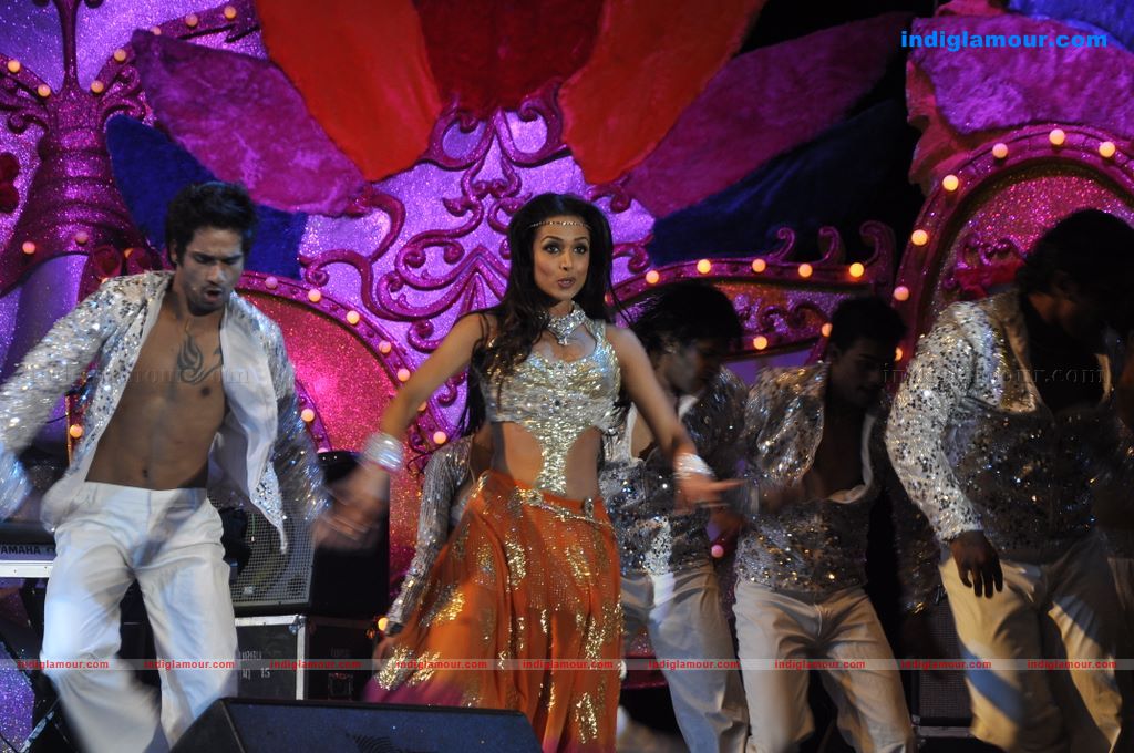 Malaika Arora Khan and Sonal Chauhan sizzle at Aamby Valley 2011 bash  Event hd photo