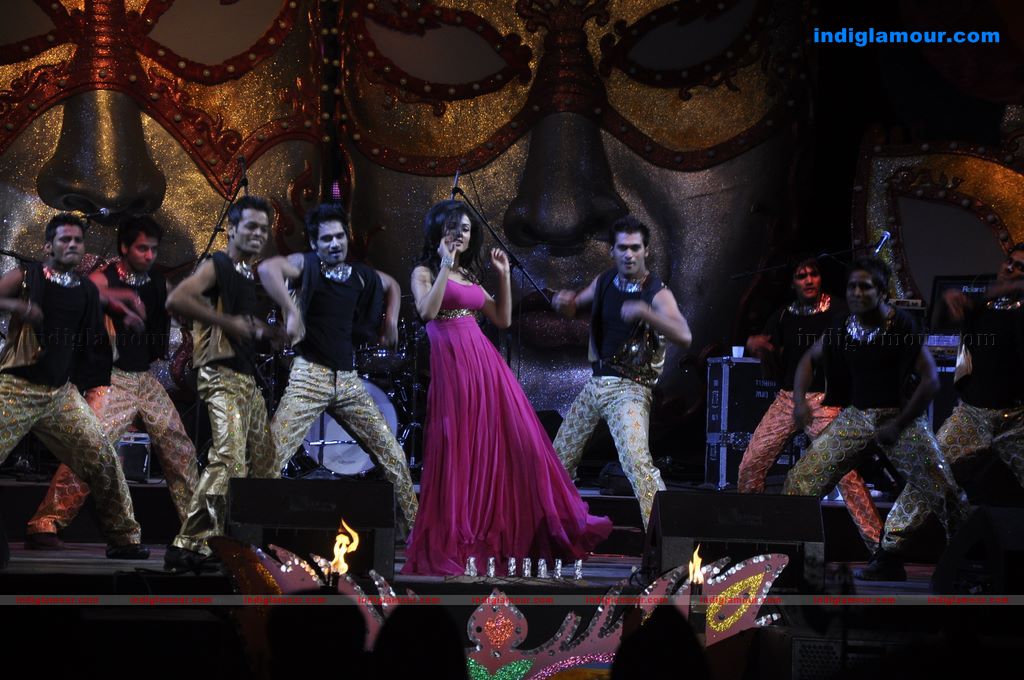 Malaika Arora Khan and Sonal Chauhan sizzle at Aamby Valley 2011 bash  Event hd photo