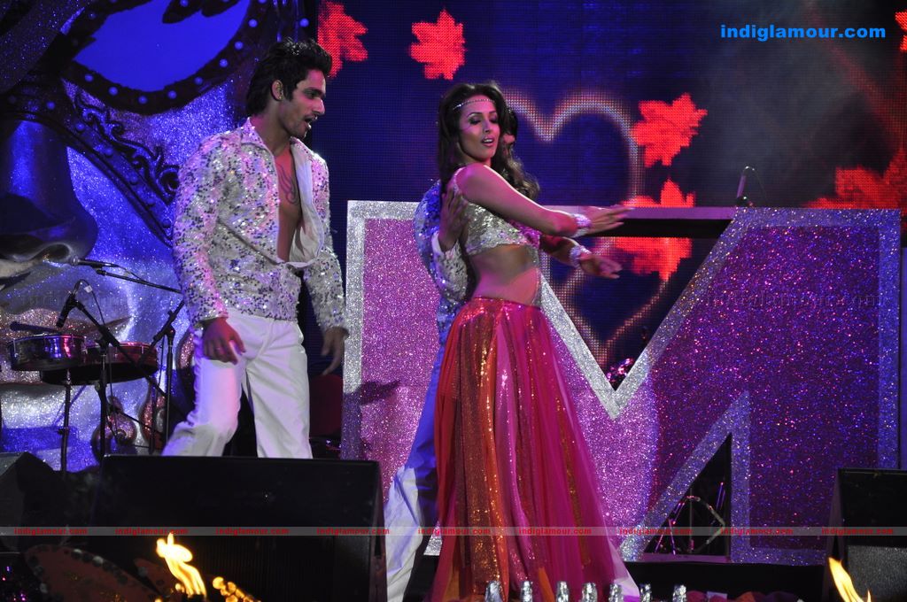 Malaika Arora Khan and Sonal Chauhan sizzle at Aamby Valley 2011 bash  Event hd photo