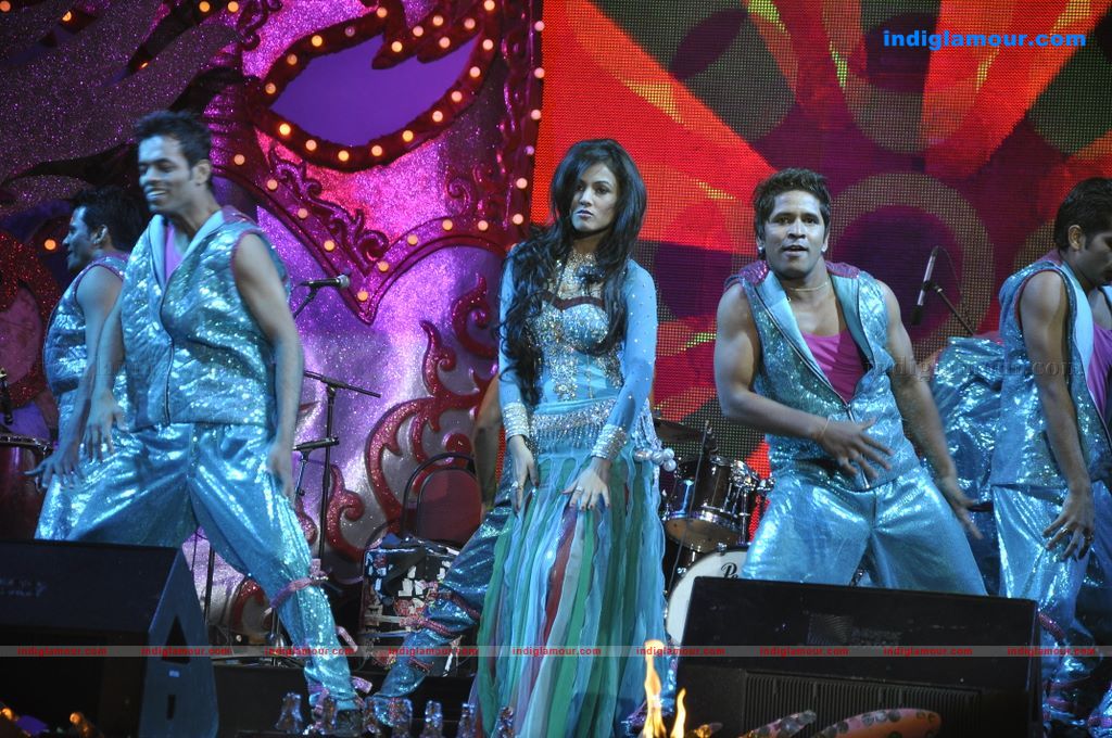 Malaika Arora Khan and Sonal Chauhan sizzle at Aamby Valley 2011 bash  Event hd photo