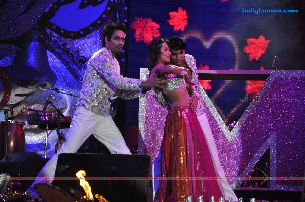 Malaika Arora Khan and Sonal Chauhan sizzle at Aamby Valley 2011 bash  Event hd photo