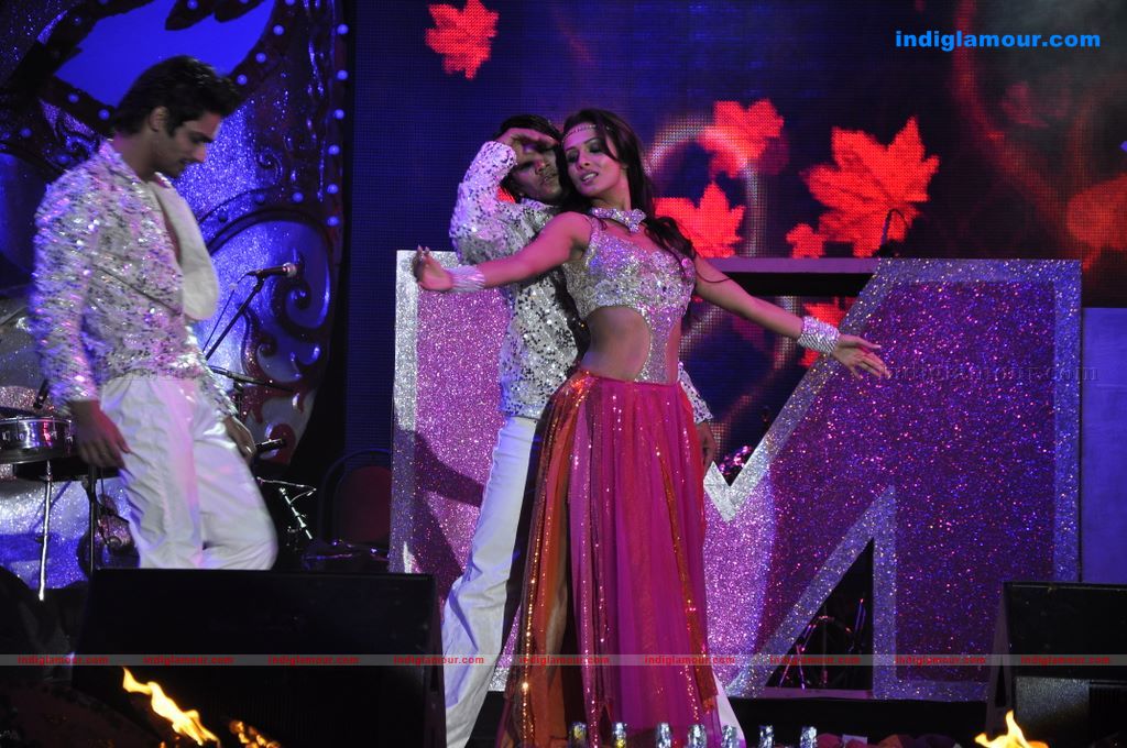 Malaika Arora Khan and Sonal Chauhan sizzle at Aamby Valley 2011 bash  Event hd photo