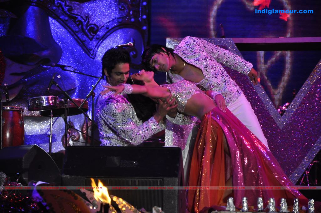 Malaika Arora Khan and Sonal Chauhan sizzle at Aamby Valley 2011 bash  Event hd photo