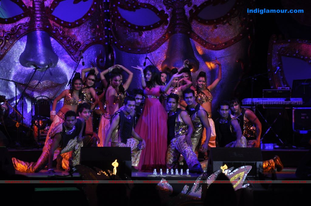 Malaika Arora Khan and Sonal Chauhan sizzle at Aamby Valley 2011 bash  Event hd photo