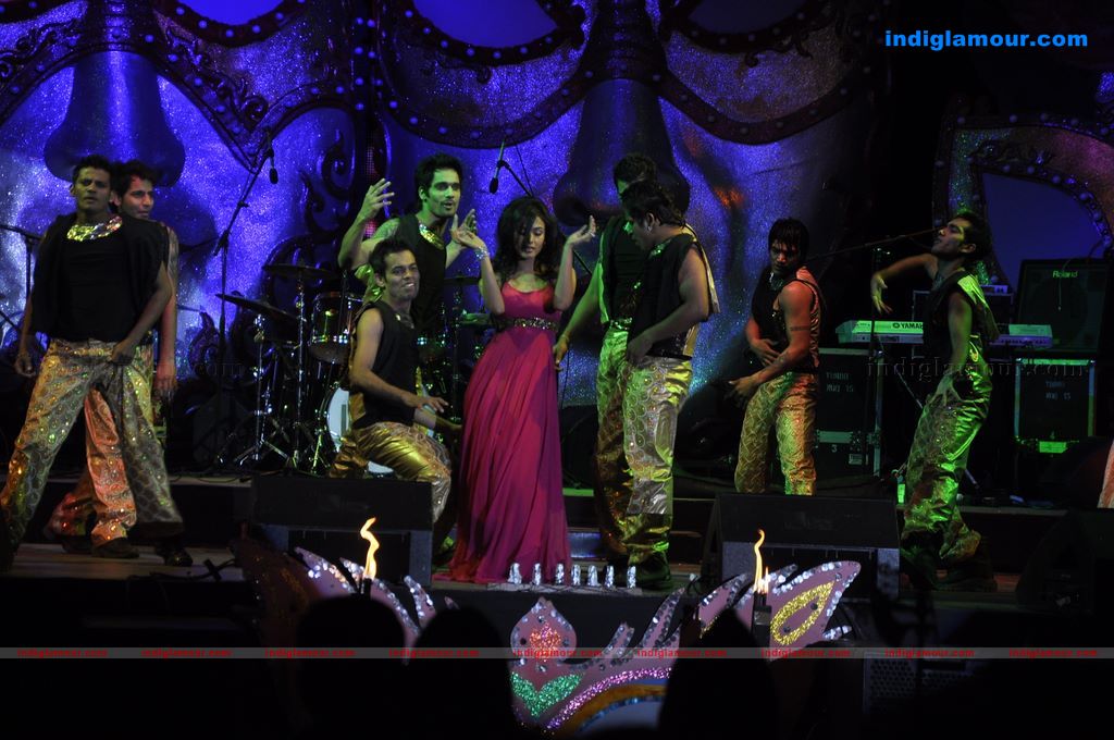 Malaika Arora Khan and Sonal Chauhan sizzle at Aamby Valley 2011 bash  Event hd photo