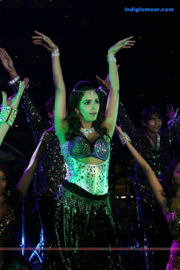 Mallika Sherawat and Mugdha perform at Sahara Star's Seduction 2011 Event hd photo