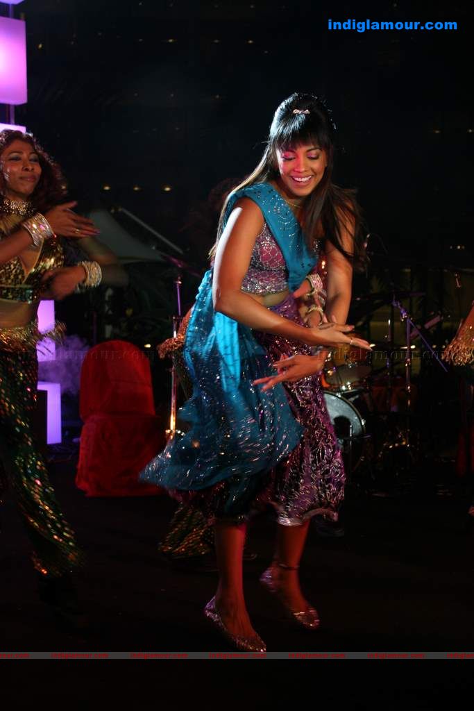 Mallika Sherawat and Mugdha perform at Sahara Star's Seduction 2011 Event hd photo