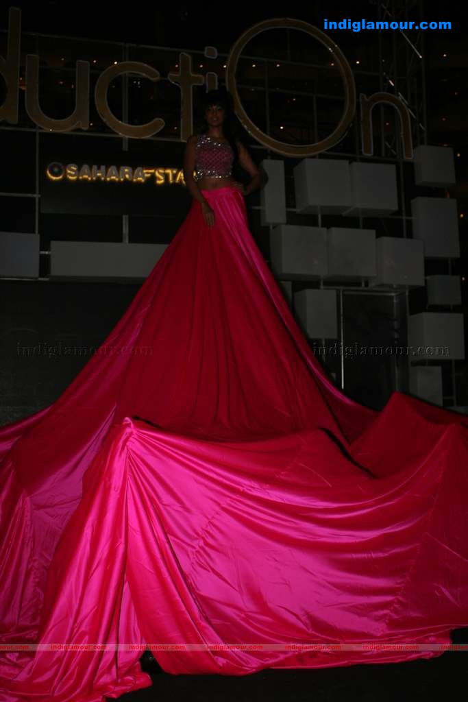 Mallika Sherawat and Mugdha perform at Sahara Star's Seduction 2011 Event hd photo