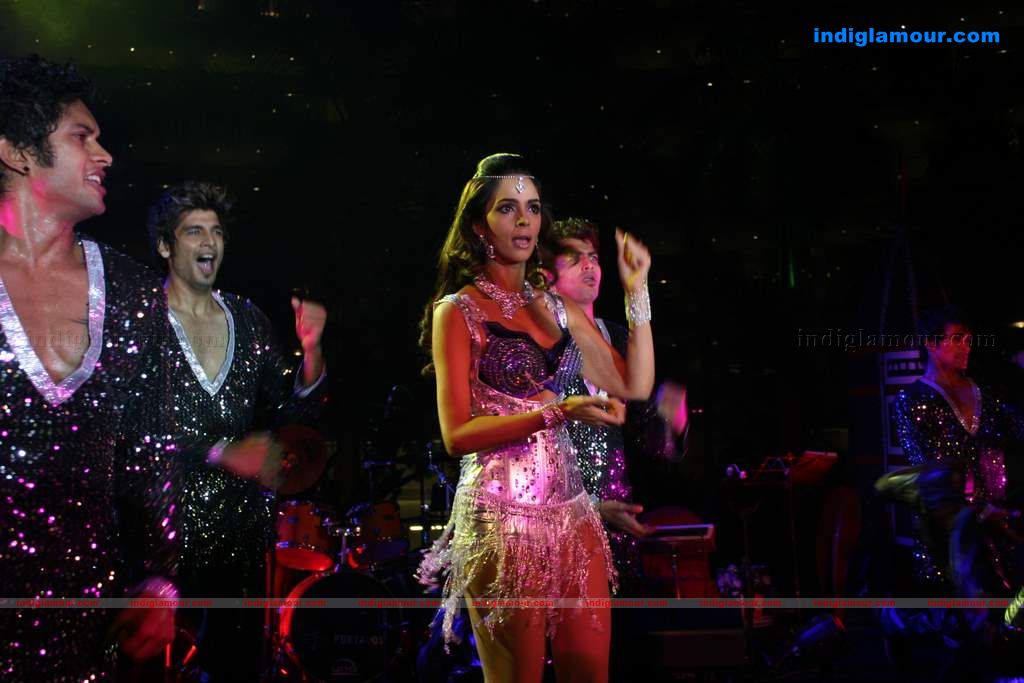 Mallika Sherawat and Mugdha perform at Sahara Star's Seduction 2011 Event hd photo