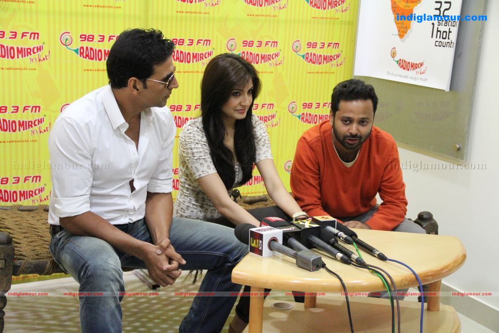 Akshay,Anushka unveil Patiala House music on Radio Mirchi Event hd photo