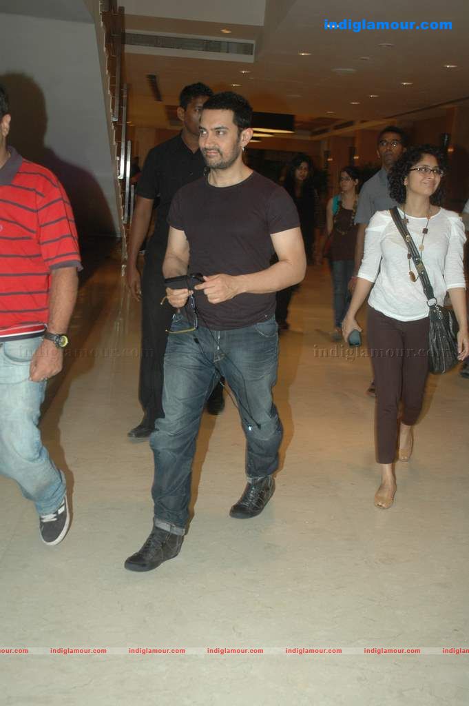 Aamir with his Tablet Event hd photo