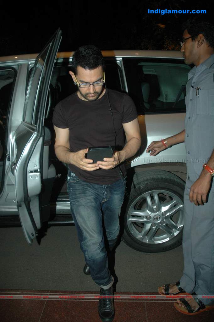 Aamir with his Tablet Event hd photo