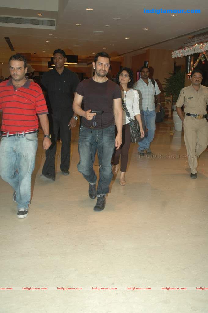 Aamir with his Tablet Event hd photo