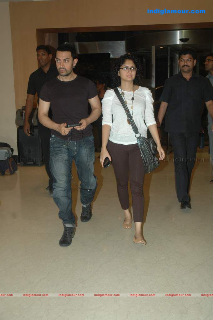 Aamir with his Tablet Event hd photo