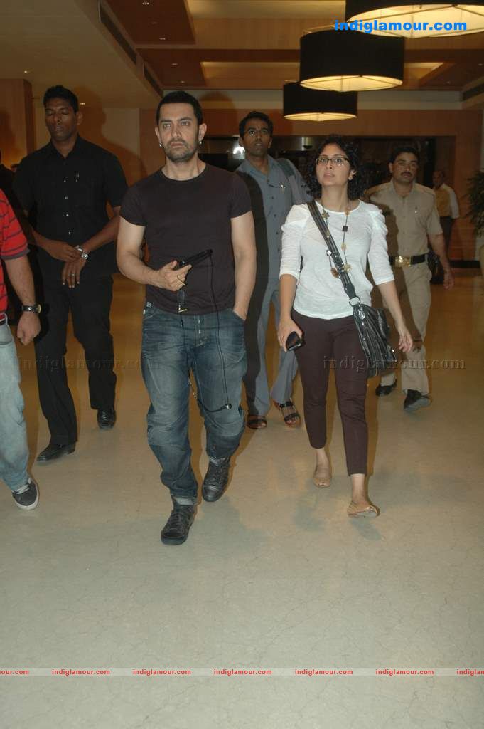Aamir with his Tablet Event hd photo