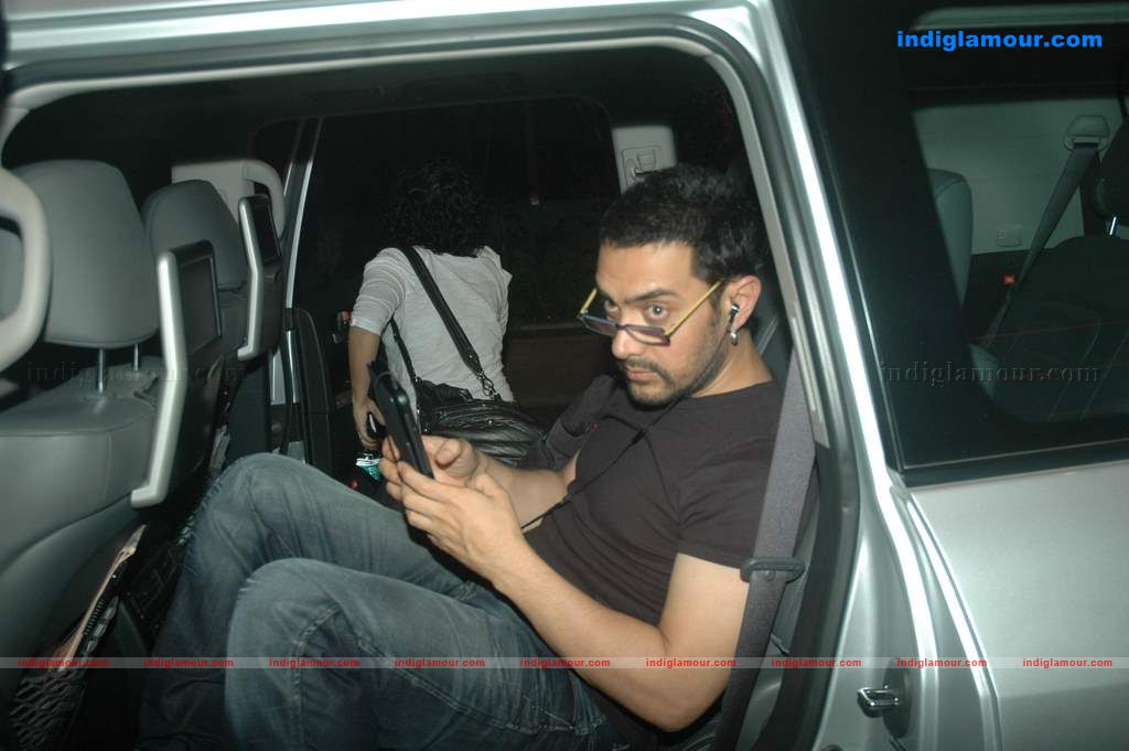 Aamir with his Tablet Event hd photo