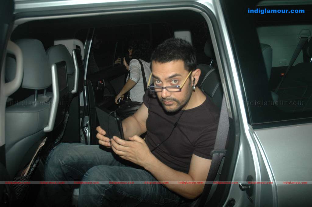 Aamir with his Tablet Event hd photo