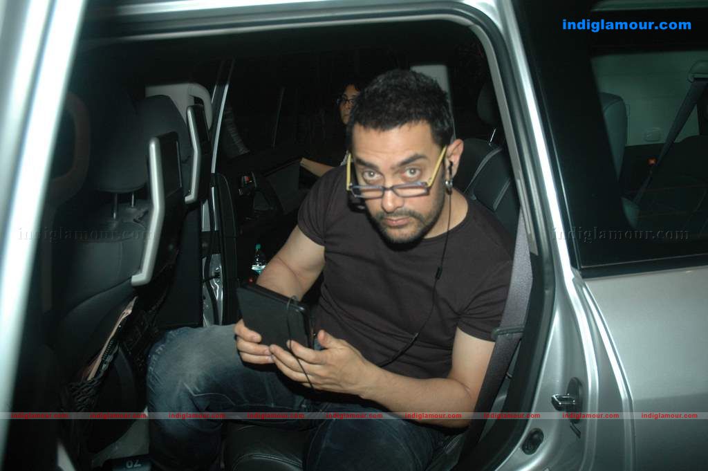 Aamir with his Tablet Event hd photo