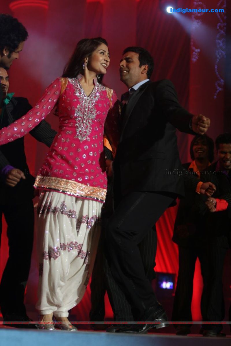 Shahrukh, BigB, Aishwarya, Priyanka and Katrina at Apsara Awards nite Event hd photo