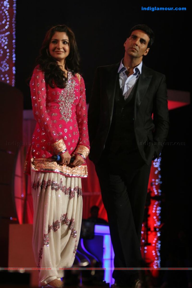 Shahrukh, BigB, Aishwarya, Priyanka and Katrina at Apsara Awards nite Event hd photo