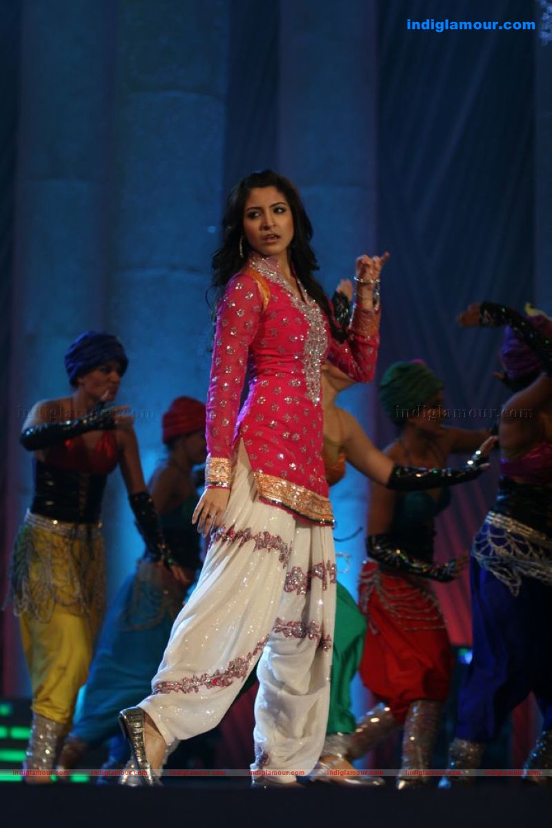 Shahrukh, BigB, Aishwarya, Priyanka and Katrina at Apsara Awards nite Event hd photo